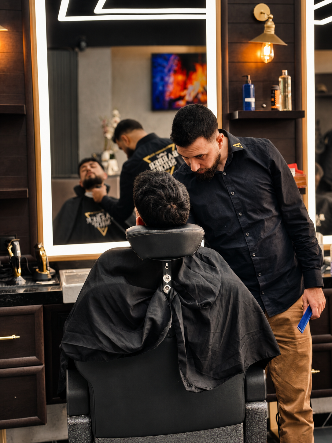 Barbier bei der konzentrierten Kundenbedienung im Barbershop Paderborn